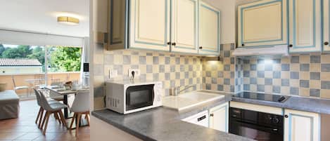 Geladeira, micro-ondas, cooktop, lava-louças