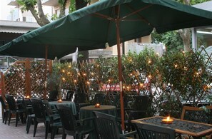 Petit-déjeuner et déjeuner servis sur place, spécialités Cuisine locale