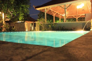 Outdoor pool - Hokita Homestay (Lembongan Island)