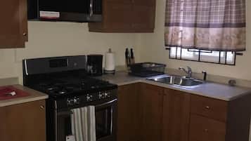 Full-sized fridge, microwave, oven, stovetop