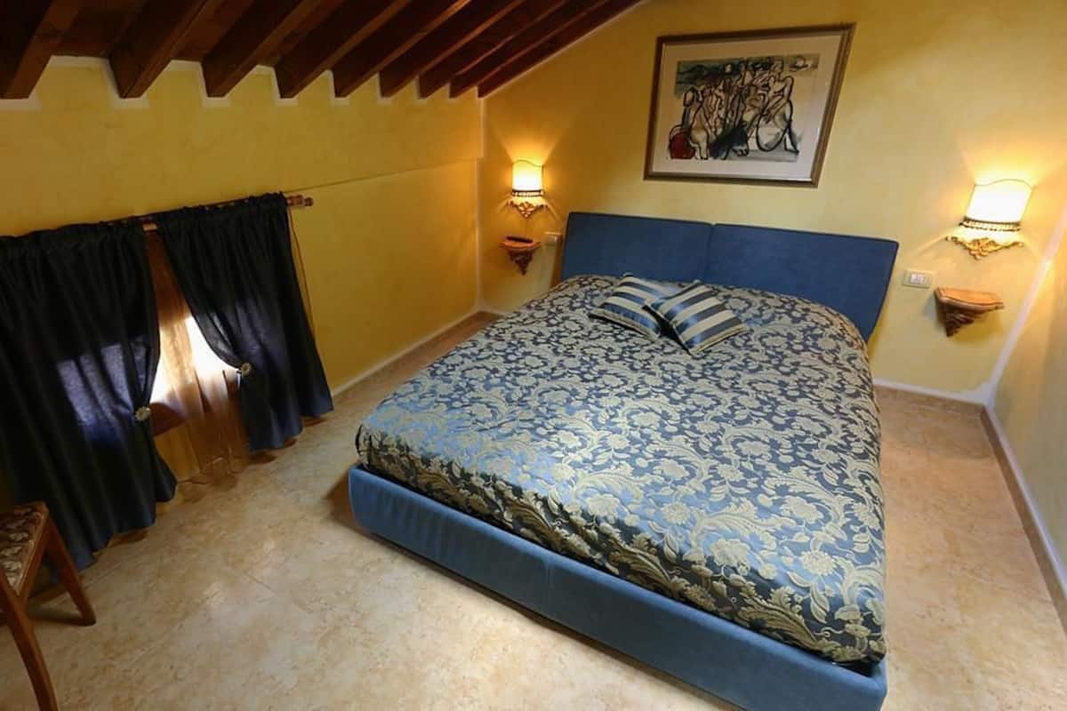Minibar, desk, soundproofing, cots/infant beds
