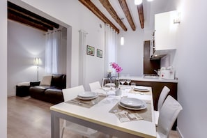 Apartment 1 bedroom, Ca dei Botteri 2 | Oleskelualue | 35–senttinen televisio, jossa digitaalikanavat