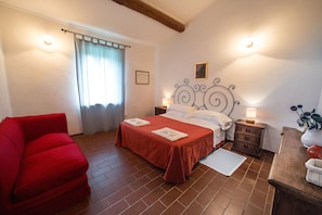 1 habitación, escritorio y tabla de planchar con plancha