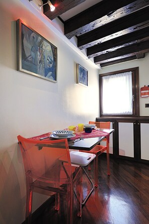 Appartement, 1 chambre | Restauration dans la chambre