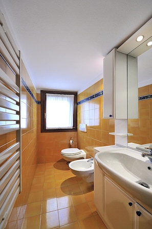 A bathroom with a toilet, bidet, and sink. - Ca dei Dai (Venice)