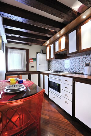 Apartment, 1 Schlafzimmer | Eigene Küche | Kühlschrank, Ofen, Herdplatte, Kochgeschirr/Geschirr/Besteck