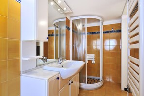Apartment, 1 Schlafzimmer | Badezimmer | Dusche, Haartrockner, Bidet, Handtücher