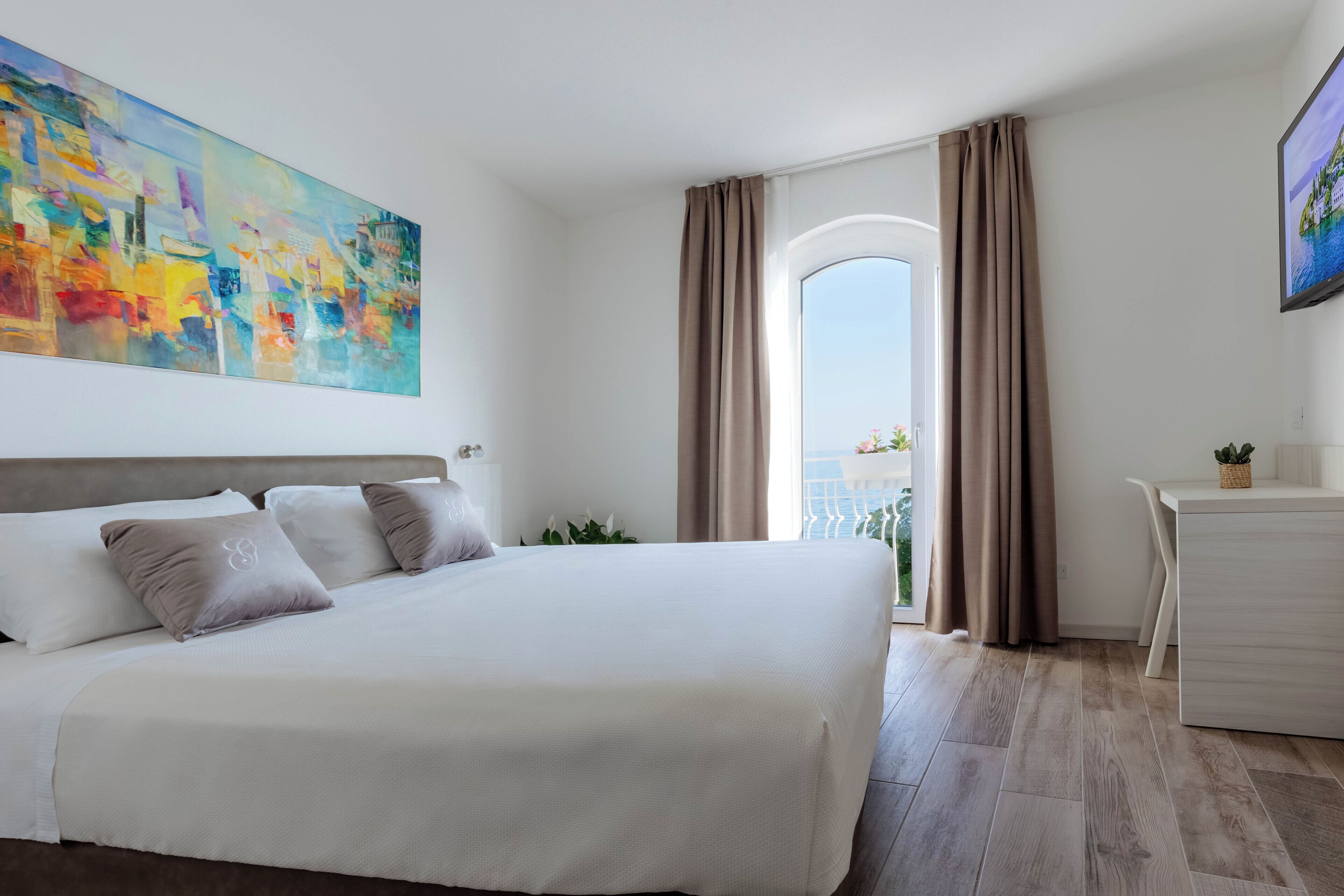 panoramic suite, 1 double bed, non smoking | 1 bedroom, minibar, in-room safe, desk