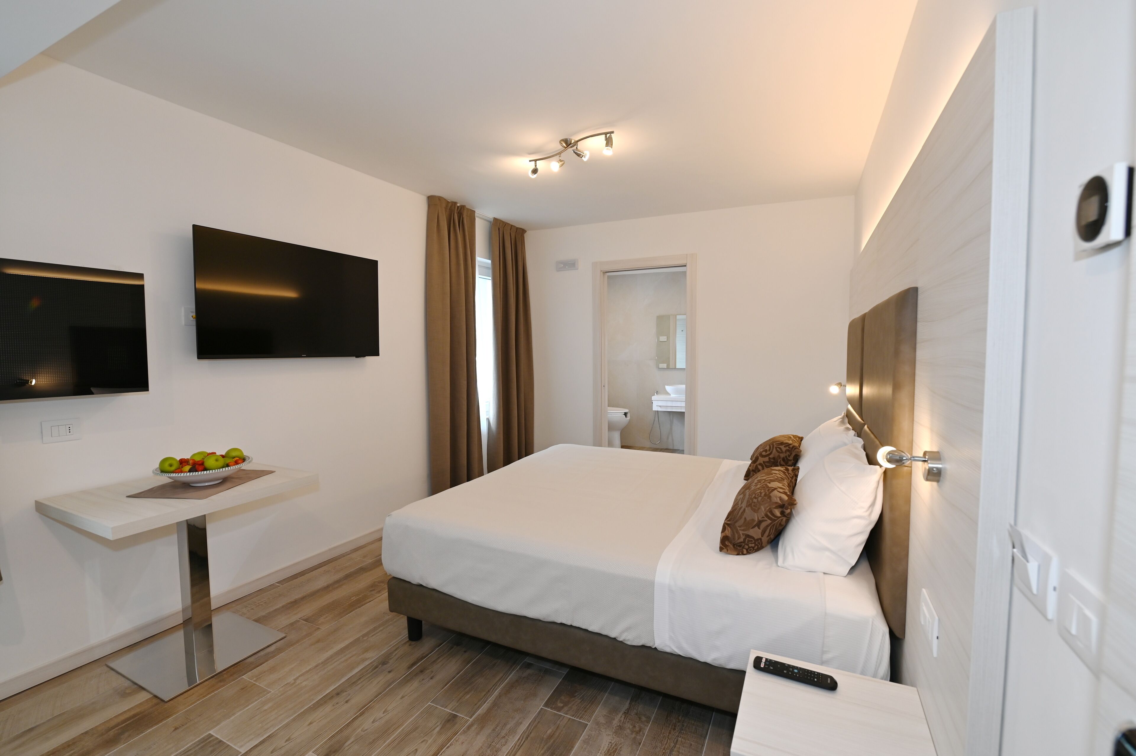 superior double room, 1 bedroom, non smoking | bathroom | shower, hair dryer, bidet, towels