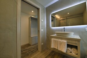 Junior suite, niet-roken, uitzicht op meer | Badkamer | Een douche, een haardroger, een bidet, handdoeken
