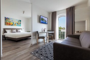 Deluxe Suite, 1 Queen Bed, Non Smoking, Lake View