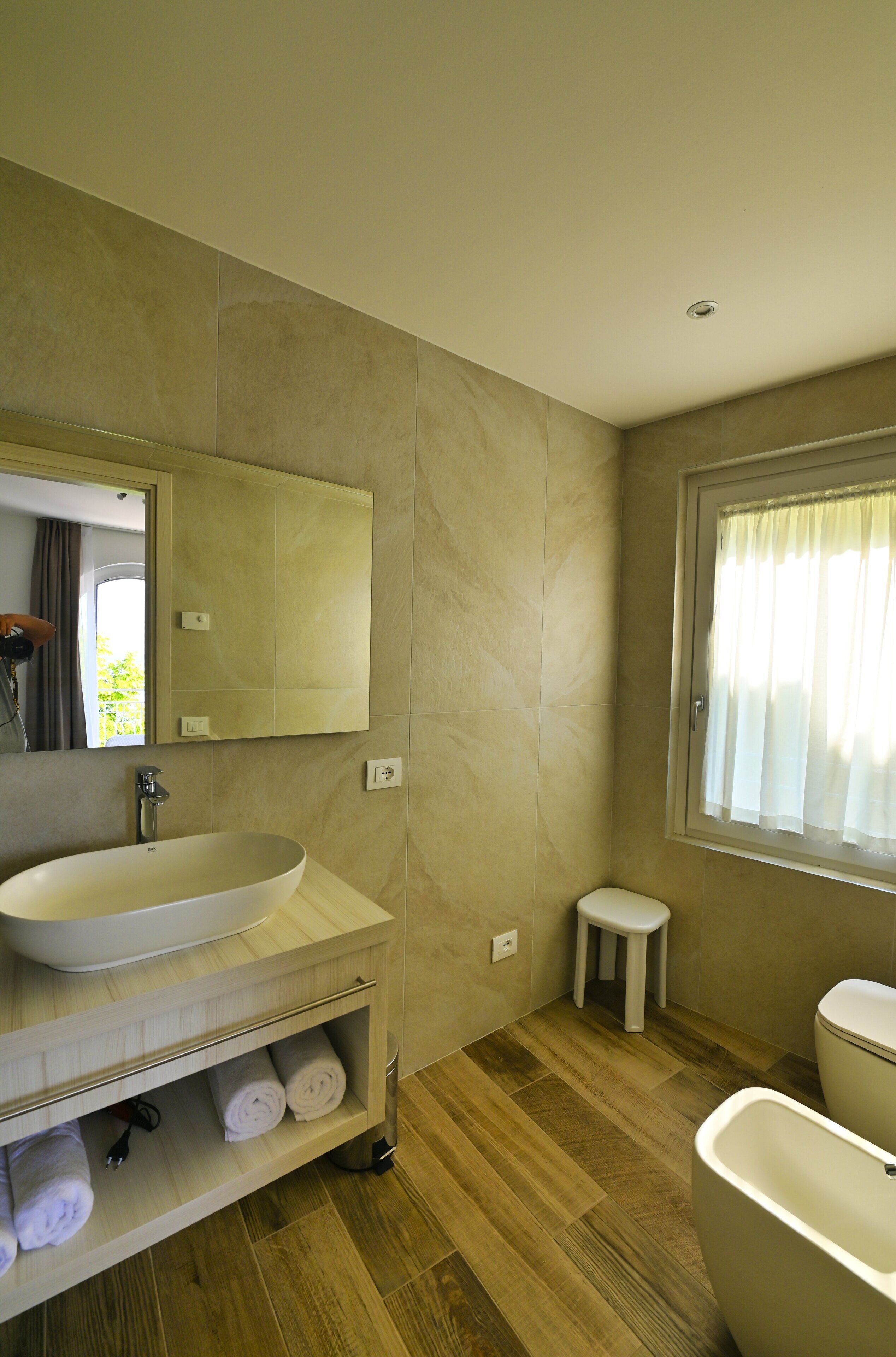 deluxe suite, 1 queen bed, non smoking, lake view | 1 bedroom, minibar, in-room safe, desk