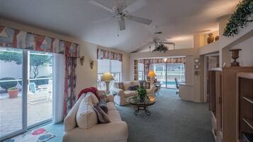 Rumah, 2 kamar tidur | Ruang keluarga | TV layar datar