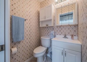 House, 2 Bedrooms | Bathroom | Deep soaking tub, hair dryer, towels