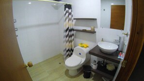 Deluxe Suite, 2 Bedrooms | Bathroom | Shower, free toiletries, towels - Di Apartment (San Andrés)
