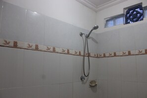 Chambre Double (Fan) | Douche de la salle de bain