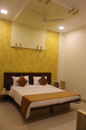 Superior Room, 1 King Bed | 1 bedroom, Egyptian cotton sheets, Select Comfort beds, desk - Hotel Cool Palace (Nashik)
