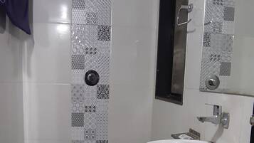 Deluxe Room | Bathroom