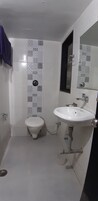 Ducha, artículos de tocador gratuitos, toallas, jabón