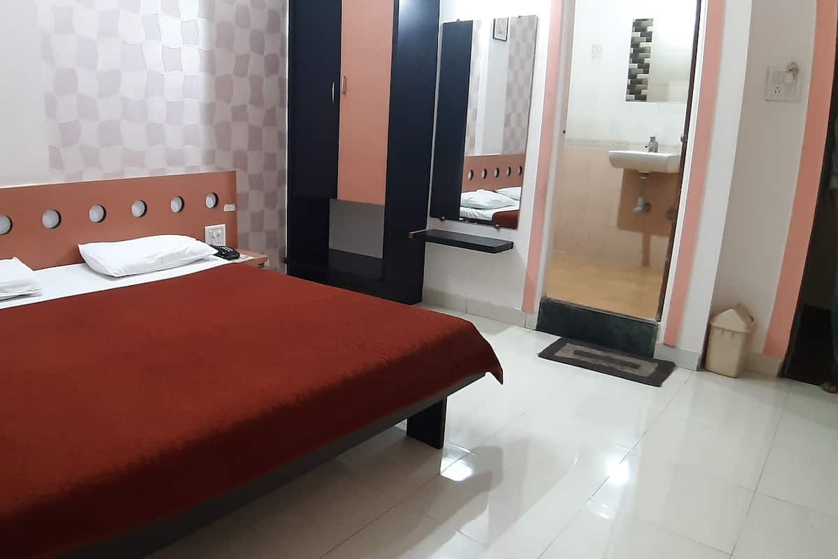 Deluxe Room | 1 bedroom, Egyptian cotton sheets, Select Comfort beds, desk