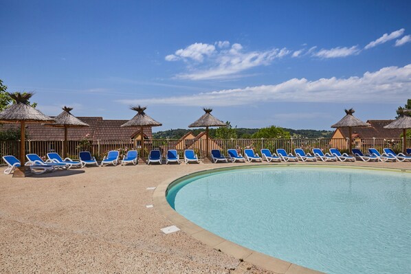 2 outdoor pools