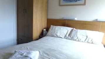 Escritorio, insonorización, wifi gratis y ropa de cama
