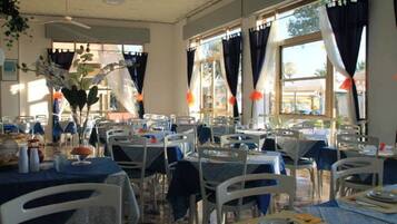 TĂ€gliches inbegriffenes FrĂŒhstĂŒcksbuffet