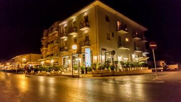 Fassade der Unterkunft – Abend/Nacht