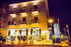 Façade de l’hébergement - soirée/nuit