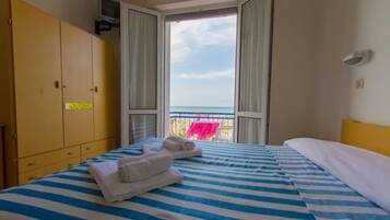 Doppelzimmer, Meerblick | Babybetten, Zustellbetten, Bettwäsche