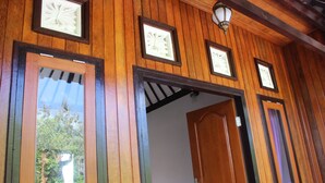 Un edificio de madera con varias puertas y ventanas, algunas con vidrios decorativos.
