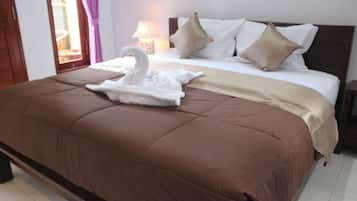 Desk, soundproofing, free WiFi, bed sheets