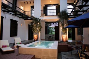 Bồn tắm spa trong nhà