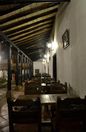 Outdoor dining - Hotel Hontibon (Pamplona)