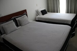 Triple Room | Desk, free WiFi - Hotel Hontibon (Pamplona)