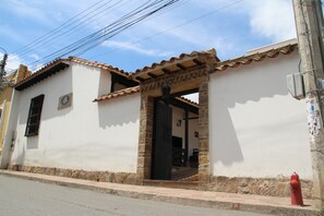 Property entrance - Hotel Hontibon (Pamplona)