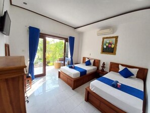 A hotel room with two beds, a desk, and a television. - Bobo Bungalow (Lembongan Island)