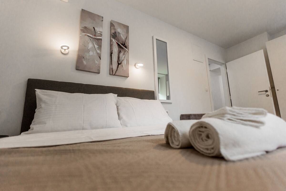 Standaard appartement | Een bureau, geluiddichte muren, een strijkplank/strijkijzer, gratis wifi