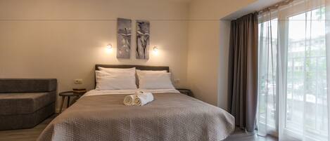 Escritorio, sistema de insonorización y tabla de planchar con plancha