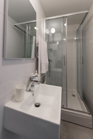 Apartament estàndard | Bany | Dutxa, articles de tocador gratuïts, assecador de cabells i tovalloles 