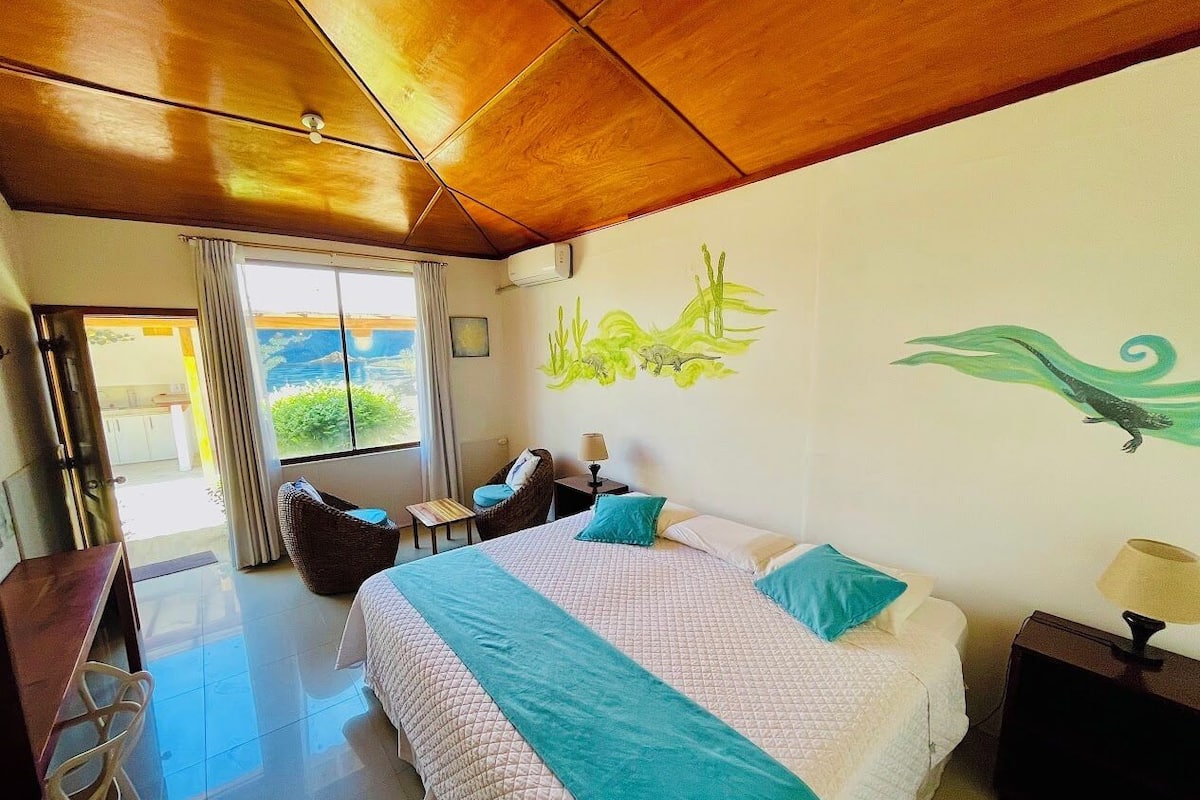 Habitación doble superior, 1 cama matrimonial, vista a la ciudad | Edredón y ropa de cama
