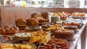 Un bufé con diversos postres y pasteles.