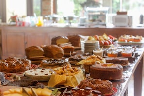 Free daily buffet breakfast - Village da Serra (São Francisco de Paula)
