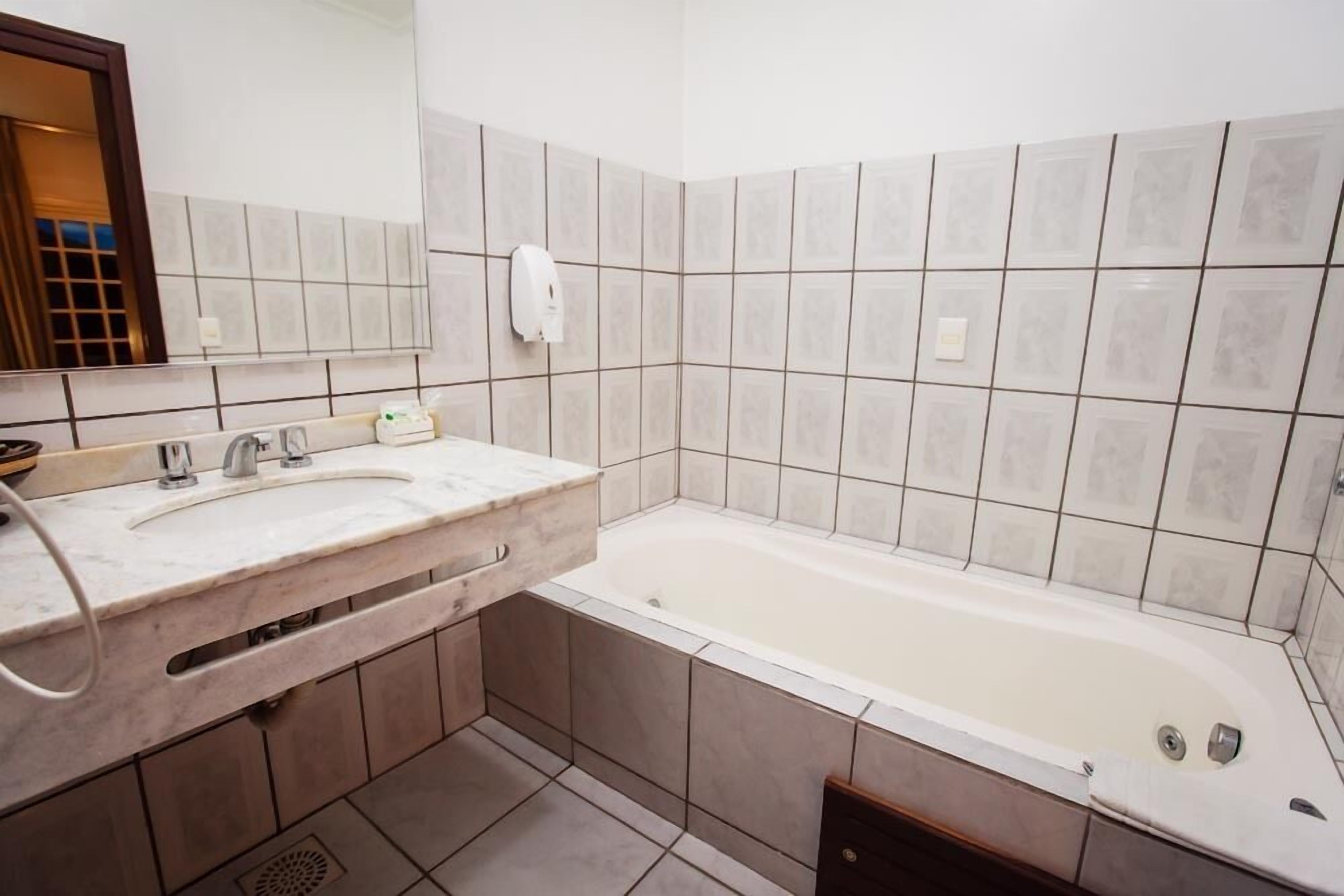 1 bedroom, minibar, desk, rollaway beds