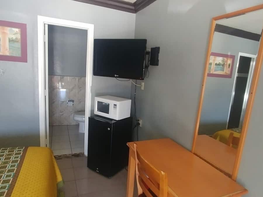 Eenvoudige kamer, 1 queensize bed, roken | Luxe beddengoed, donzen dekbedden, een bureau