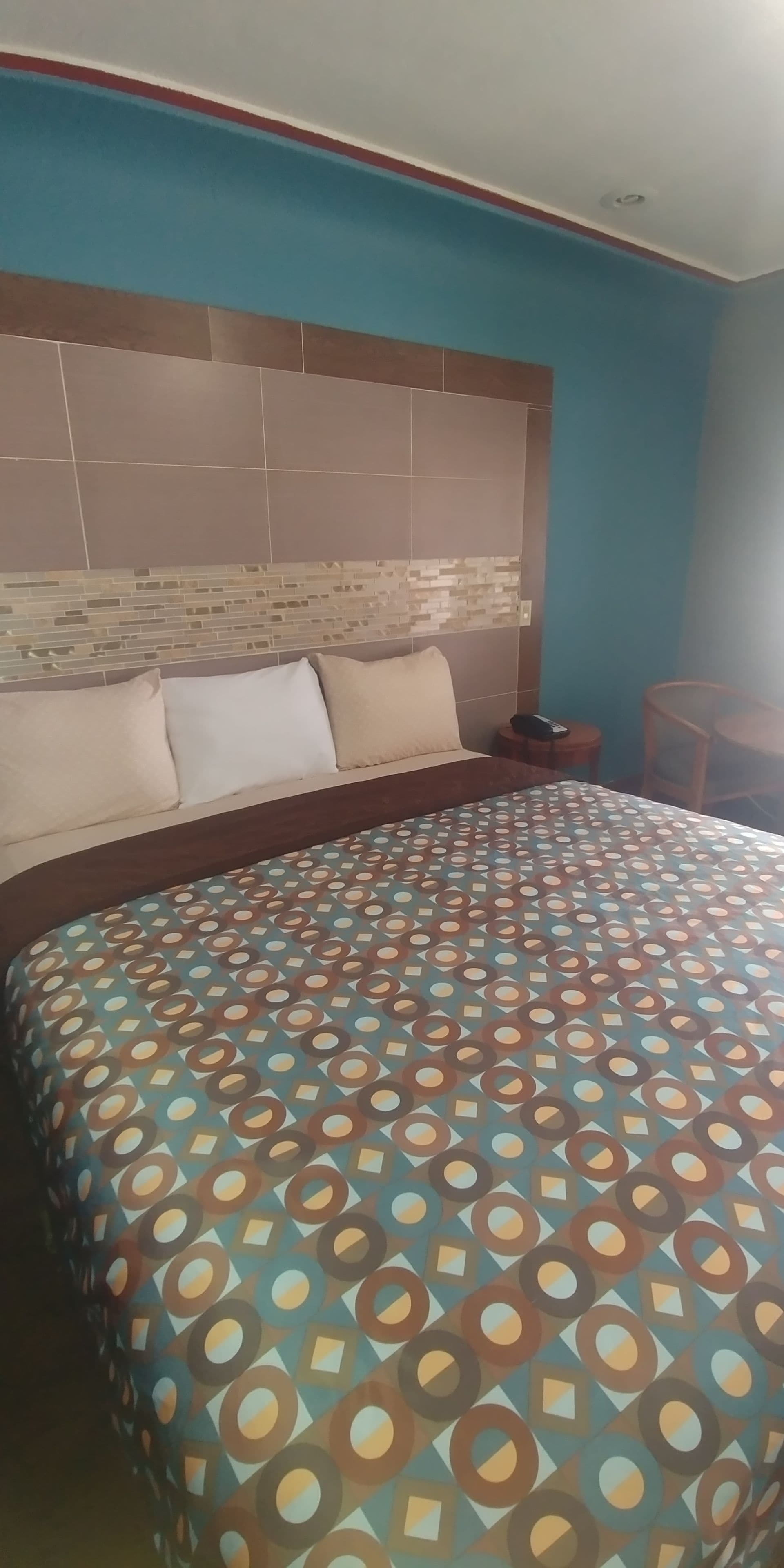 Chambre de base, 1 très grand lit | Literie de qualité, couette en duvet, bureau, fer et planche à repasser