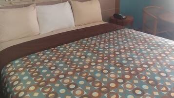 Quarto básico, 1 cama King | Roupas de cama premium, edredons de pluma, escrivaninha