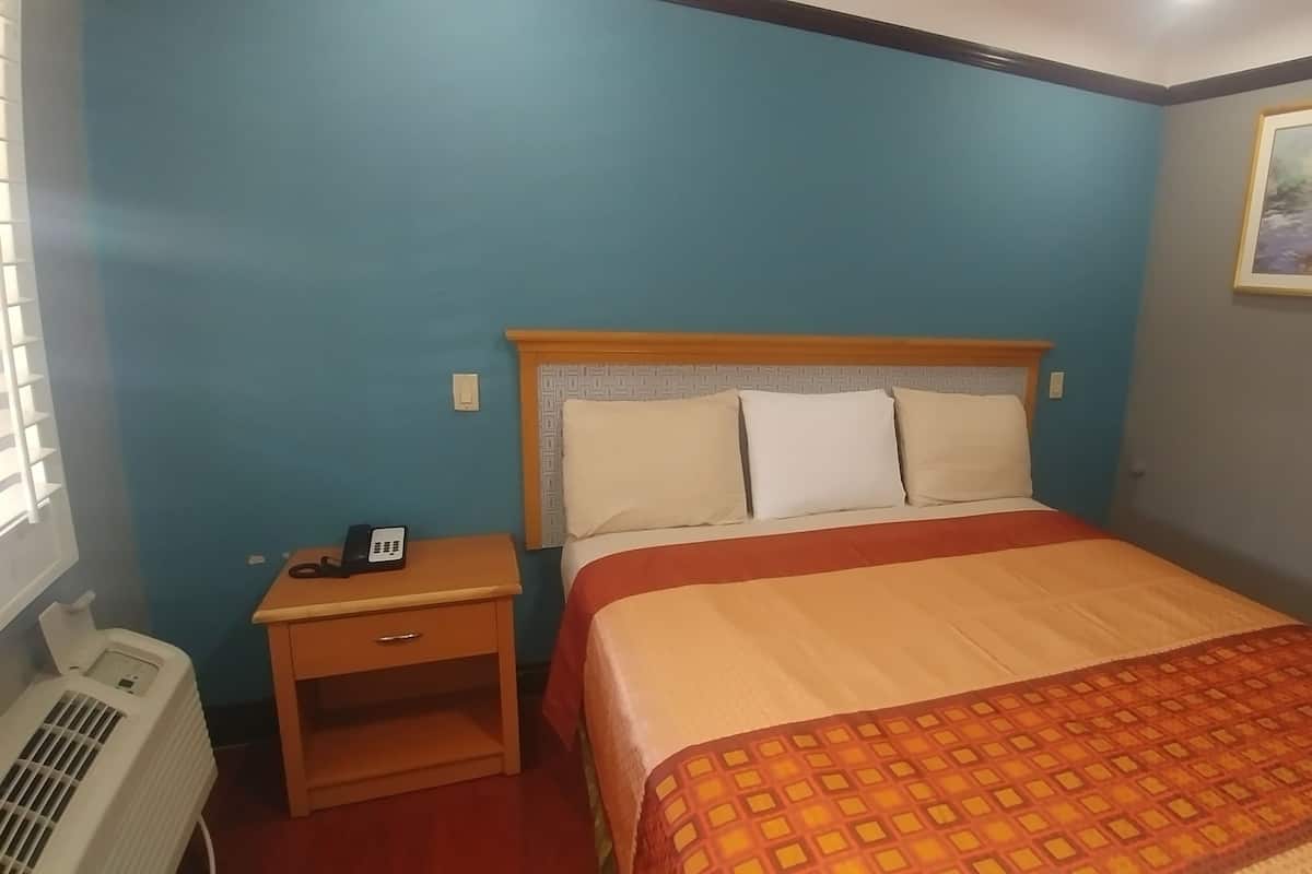 Basic Room, 1 King Bed | Premium bedding, down comforters, desk, iron/ironing board