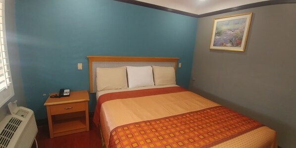 Basic Room, 1 King Bed