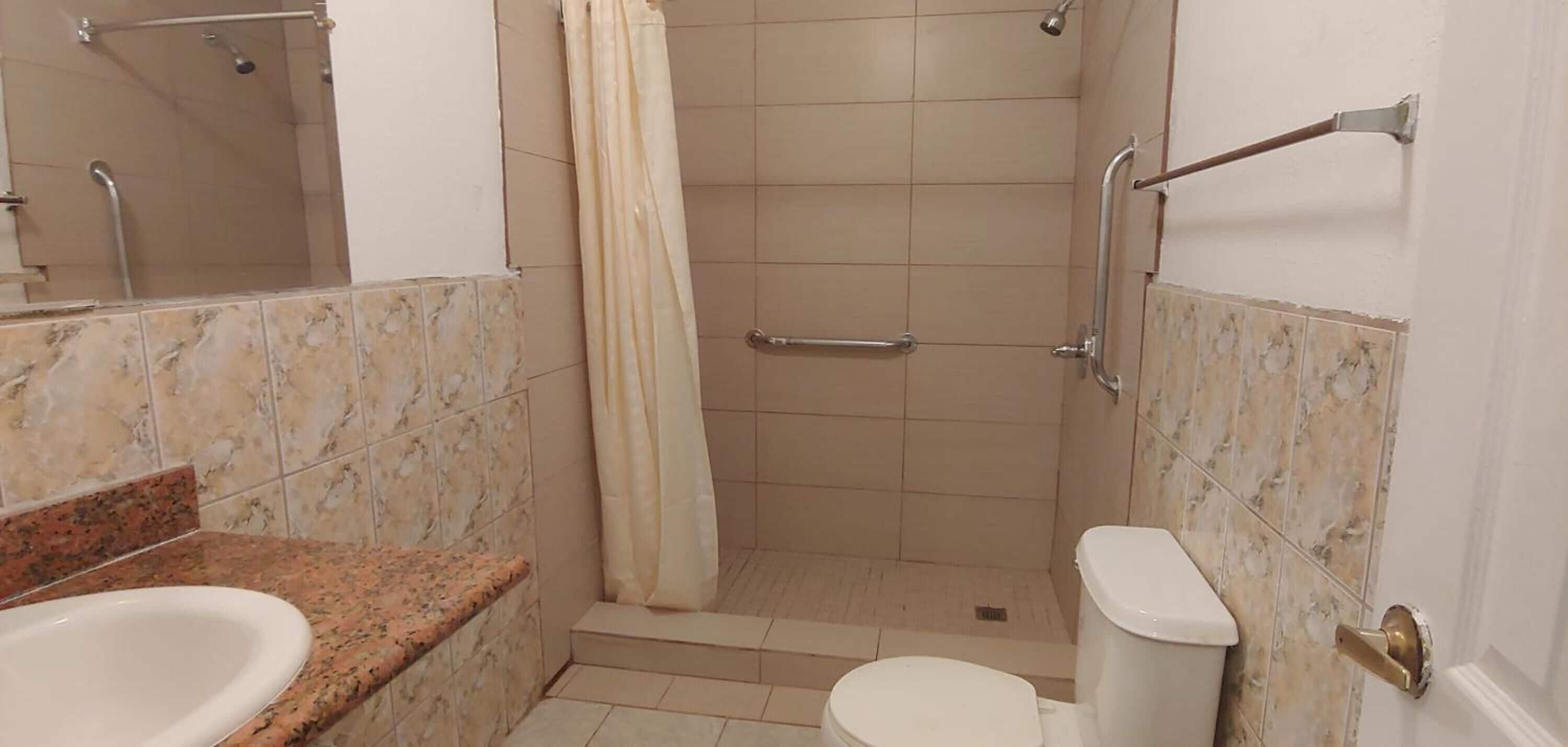 Combined shower/tub, free toiletries, hair dryer, towels